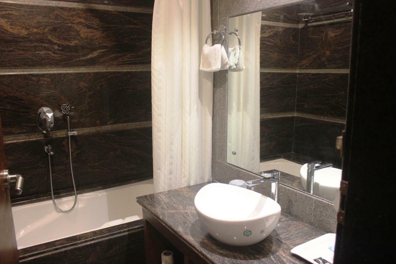 Hotel Simla Сіліґурі Екстер'єр фото